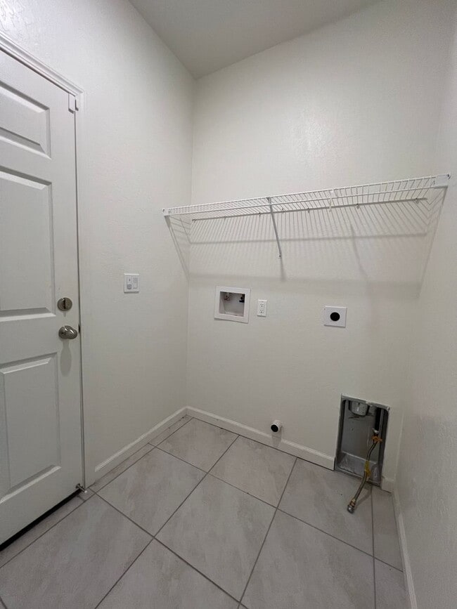 Building Photo - 3-bedroom, 2-bath home in Lemoore