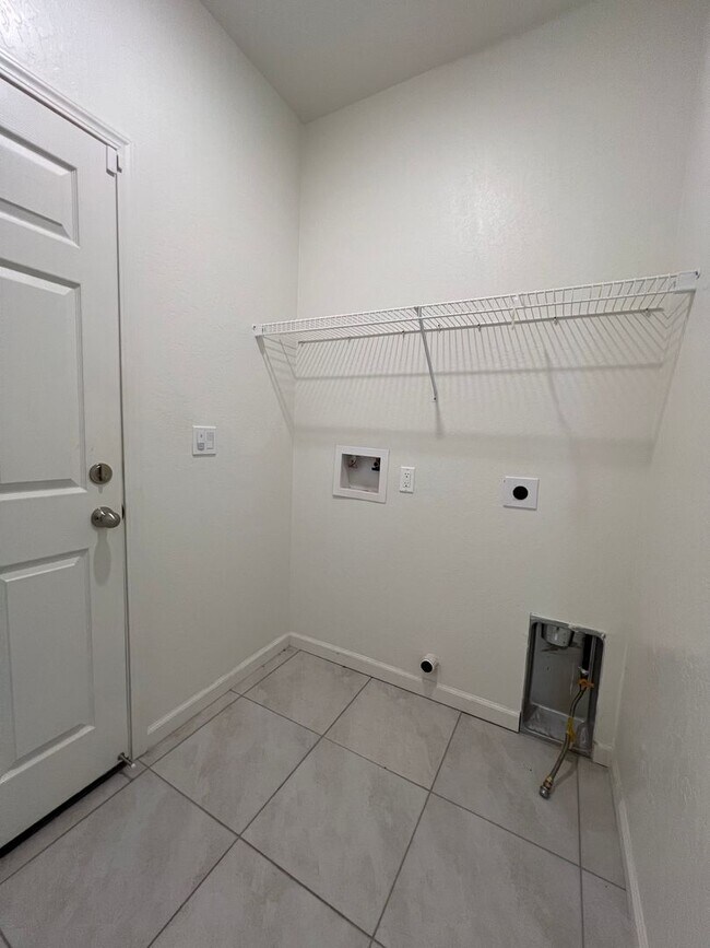 Building Photo - 587 Sandtrap Ln