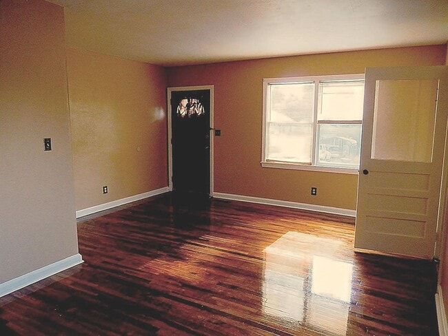 Building Photo - QUAINT Quincy 3/1 w/ Wood Floors, Sunroom, W/D, Large Yard, & New AC! $1150/month Avail May 6th!