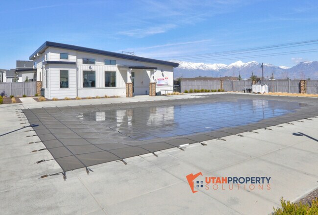 Building Photo - 7042 N Brook Ridge