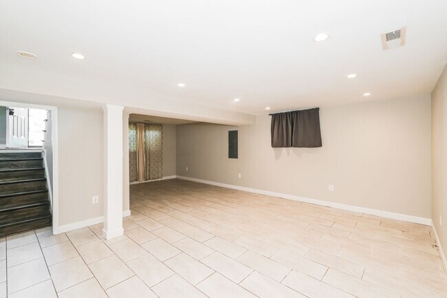 Building Photo - Spacious Single Family Home with backyard space