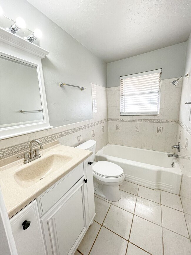 Building Photo - 3 Bed/1.5 Bath/2 car garage home in Midwest City.