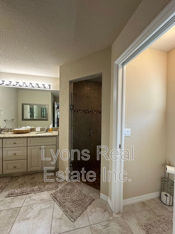 Building Photo - 2202 SE 8th St