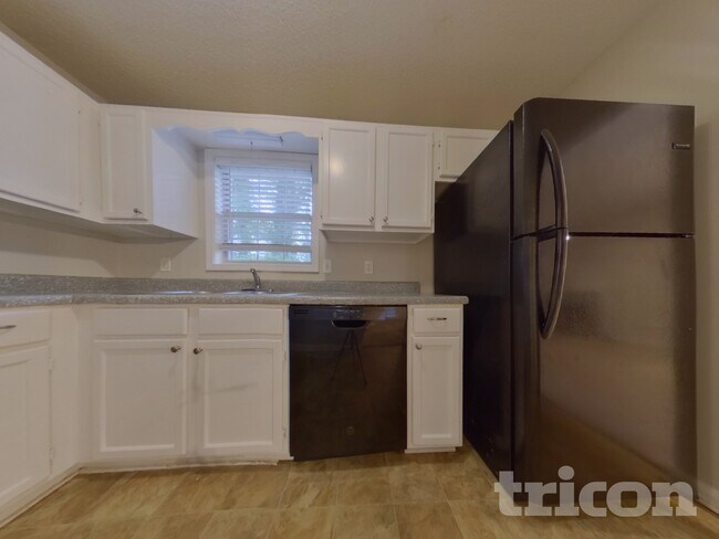 Building Photo - 238 Hampton Dr