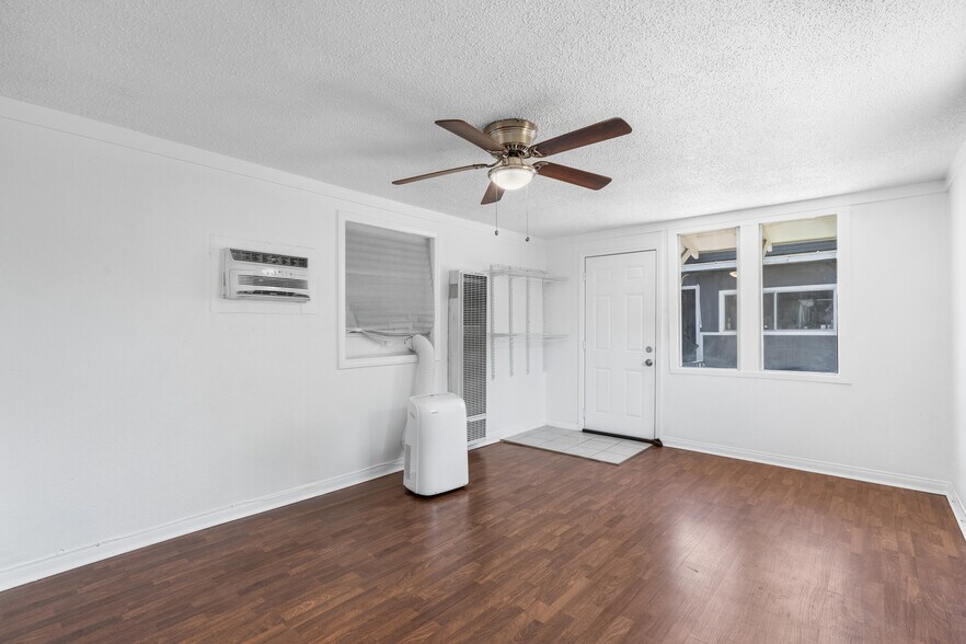 Building Photo - 4159 Larchwood Plz