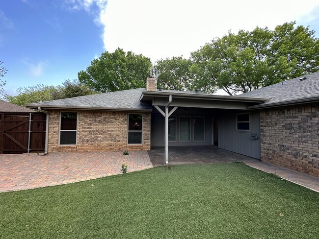 Building Photo - 4850 Jennifer Ln