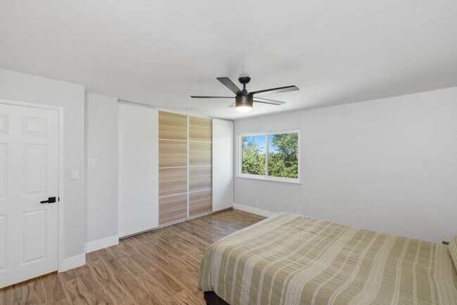 Building Photo - Bright spacious 3 bedroom 2 bath home in c...