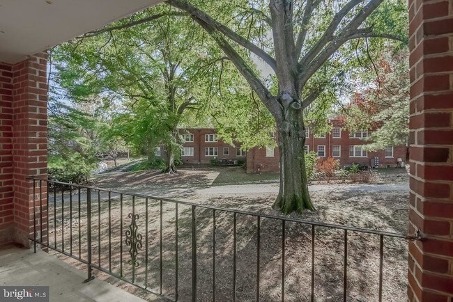 Building Photo - 1809 N Uhle St