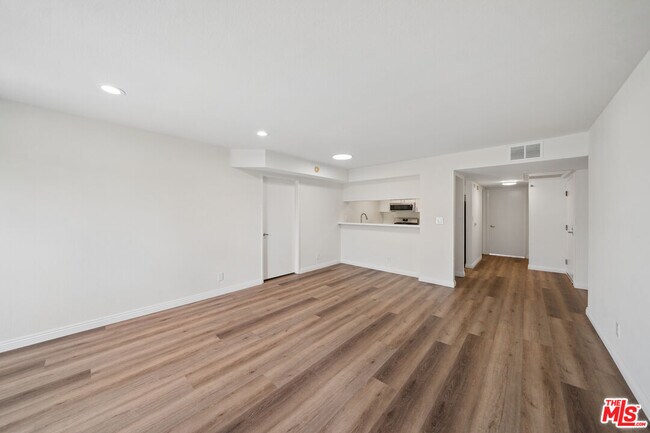 Building Photo - 870 S Crenshaw Blvd