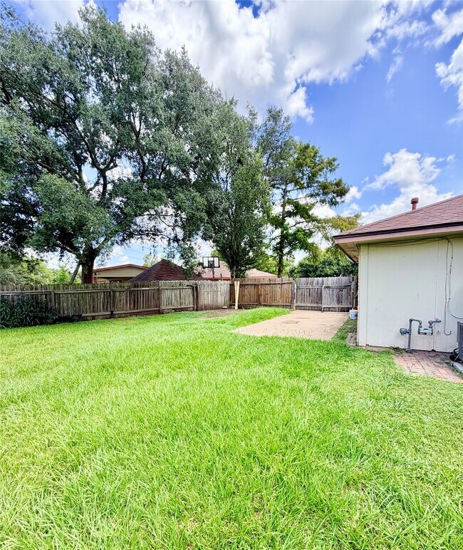 Building Photo - 7402 Alegria Dr