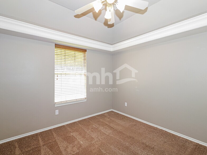 Building Photo - 945 Ethan Ln