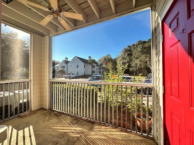 Building Photo - Gated Community, Minutes to the beach, sho...