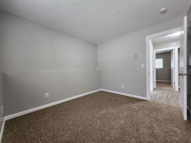 Building Photo - 2922 Straus Ln