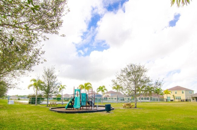 Building Photo - 5600 NW Pine Trail Cir