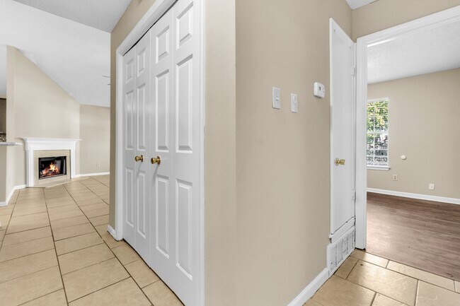 Building Photo - 5383 Twin Valley Ln