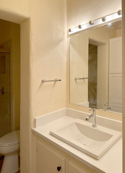 Building Photo - 721 W Manhattan Ave