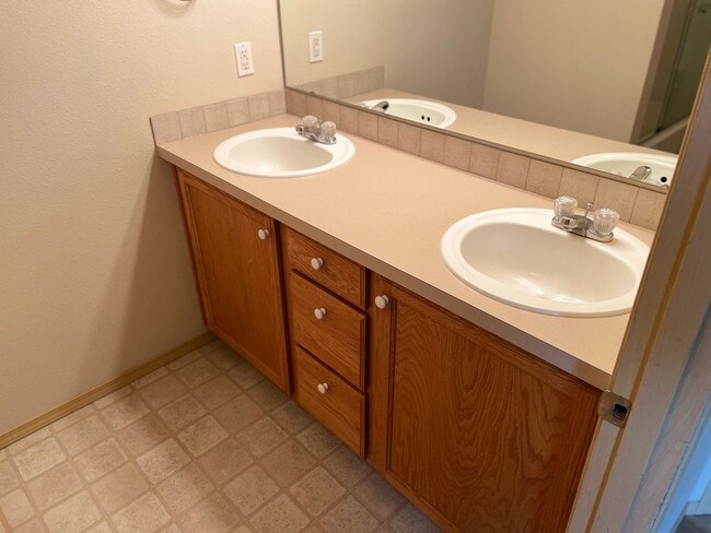 Building Photo - Charming Home in a Gated Tacoma Community – Minutes from JBLM!
