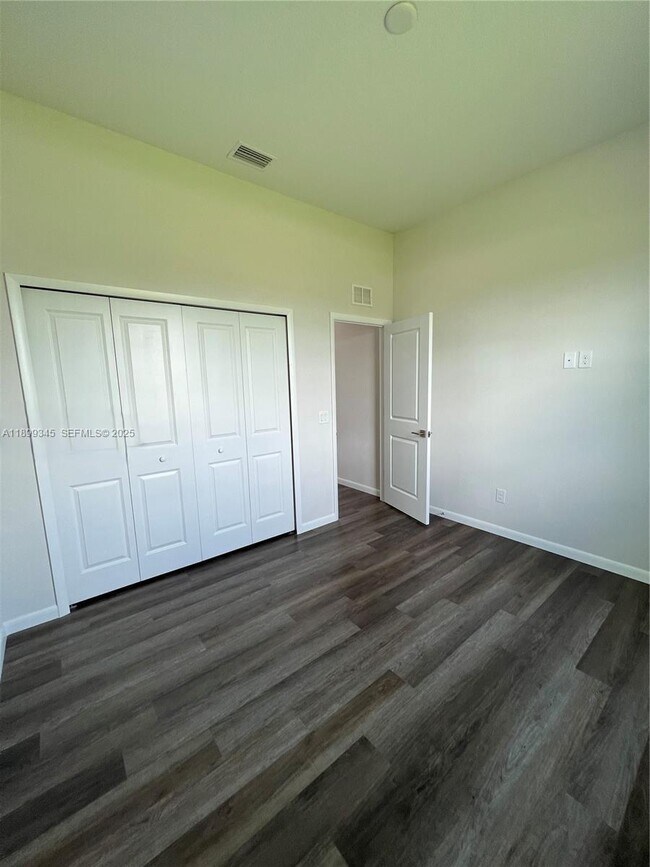 Building Photo - 1060 Capri Cir