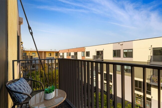 Building Photo - Spacious & Sunny Condo at Plant 51 in Down...