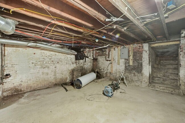 Building Photo - 3-Bed, 2-Bath Home with Large Kitchen & De...