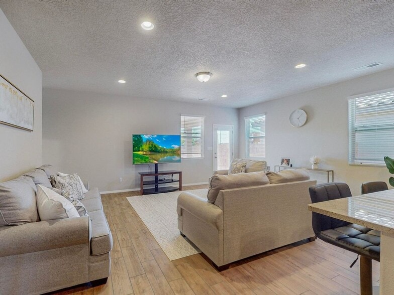 Building Photo - 2023 Silver Dollar St SE