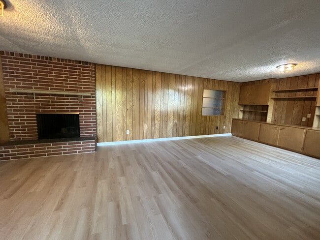 Building Photo - 3257 Halverson Ave