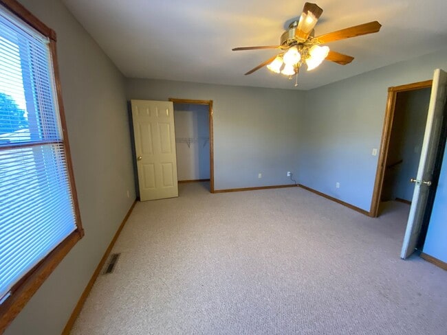 Building Photo - Great 2 bedroom 1.5 bathroom  Duplex