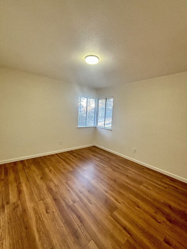 Building Photo - 297 Cornwall Ave