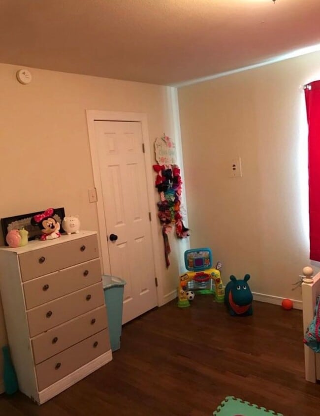 Building Photo - Full of warmth and character