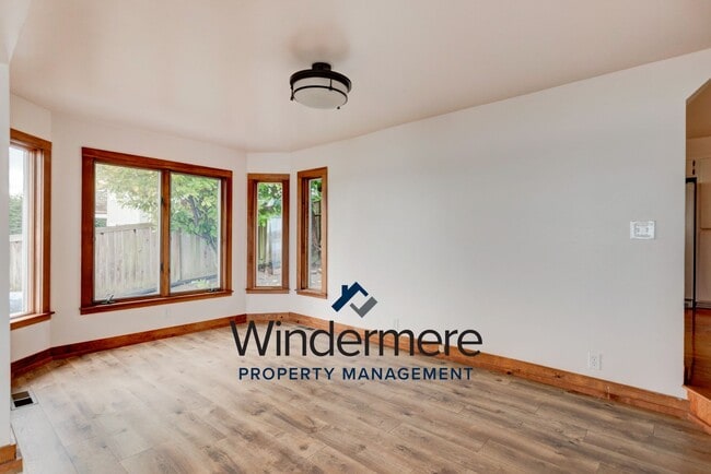 Building Photo - Three Bedroom, Two Bath Waterview