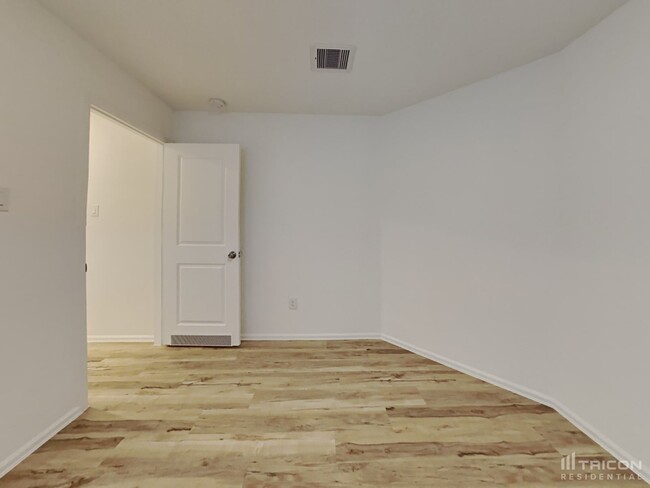 Building Photo - 10511 Pineland Dr