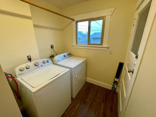 Building Photo - Charming Renovated 3-Bed, 2-Bath Home with Spacious Yard in Lincoln District