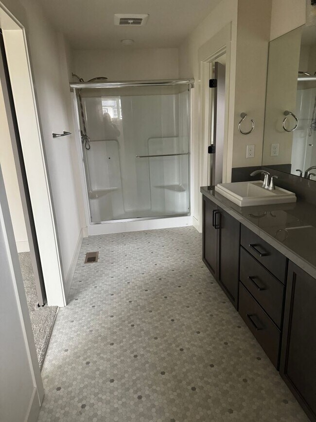 Building Photo - Exceptional 3 Bedroom / 2.5 Bath Modern Townhouse