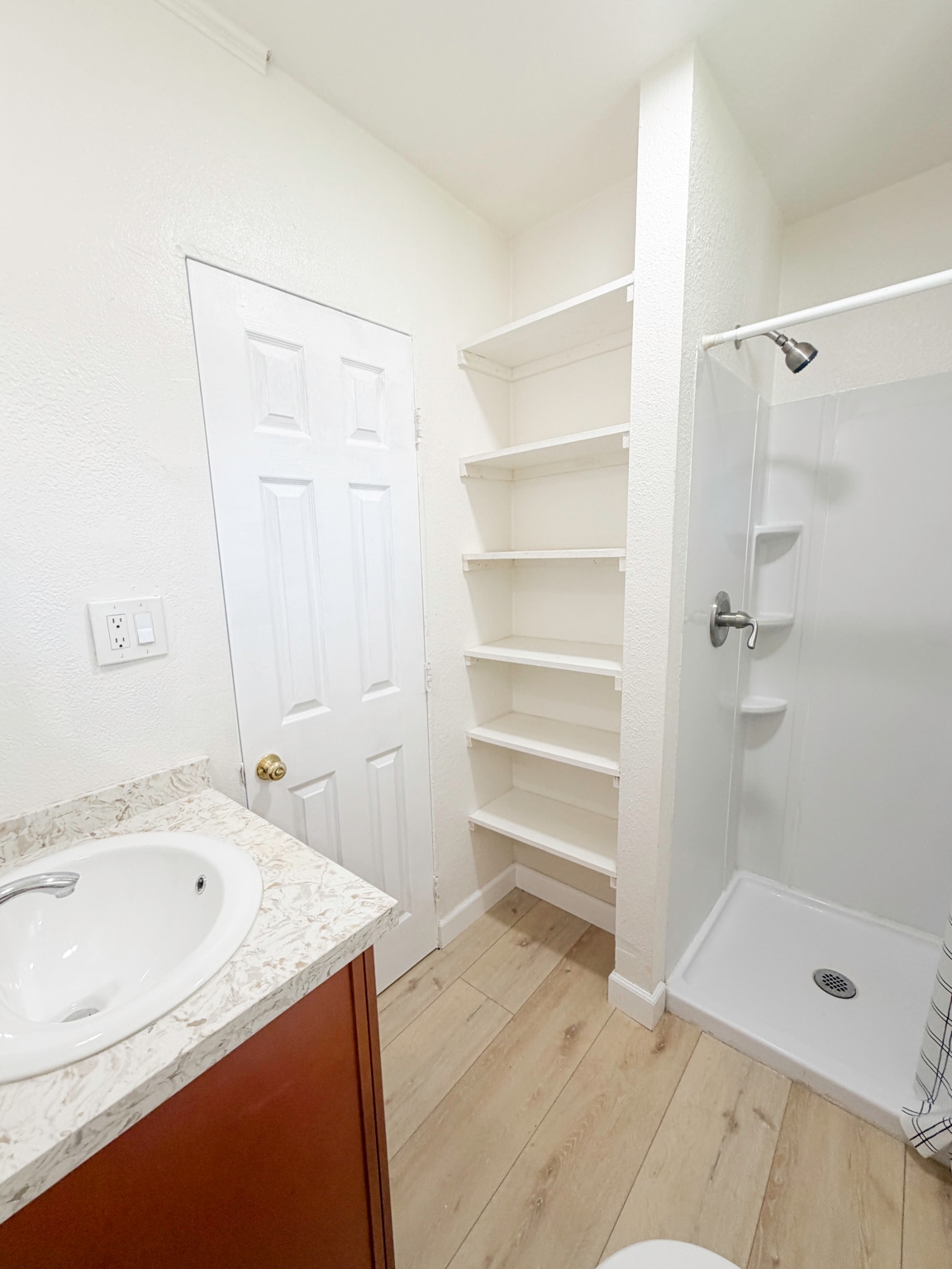 (B) Bathroom - 1722 E Victoria Ave