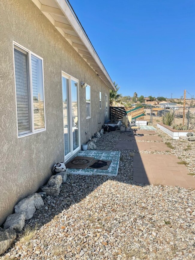 Building Photo - 3 Bedroom 2 Bathroom Home, Conveniently Lo...