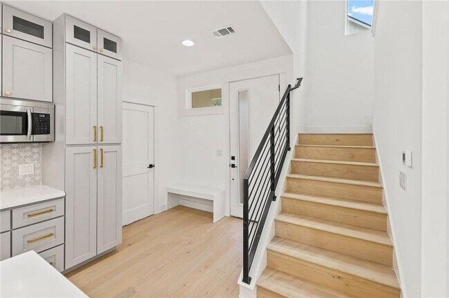 Building Photo - 3321 Hemlock Ave