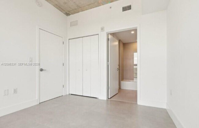Building Photo - 13800 Highland Dr