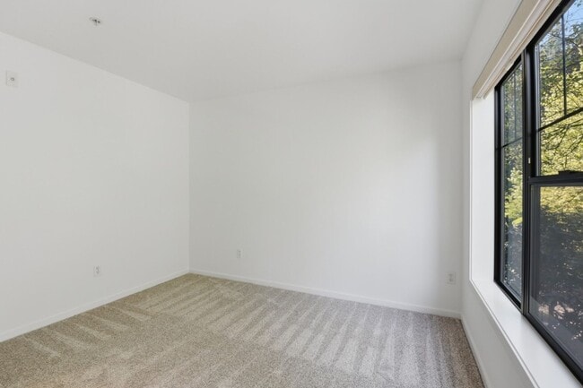 Building Photo - 2Bd/1.75Ba Bellevue Townhome