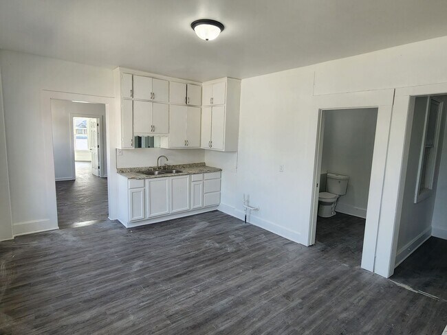 Building Photo - large 2 bedroom upper near Racine Zoo