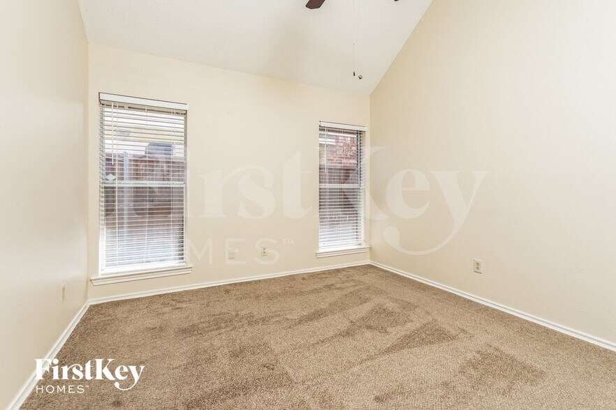 Building Photo - 2021 Greenview Dr