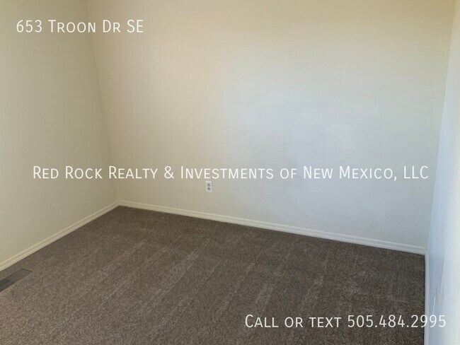 Building Photo - 653 Troon Dr SE