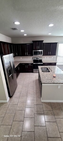 Building Photo - 5823 Bridle Bnd