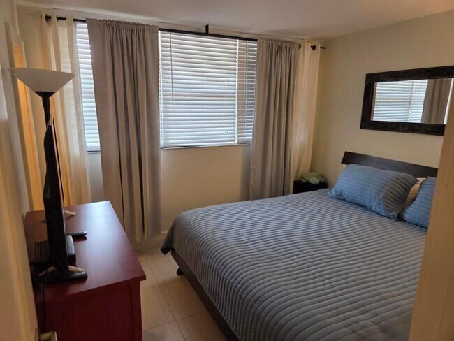 Building Photo - 1831 Sabal Palm Dr
