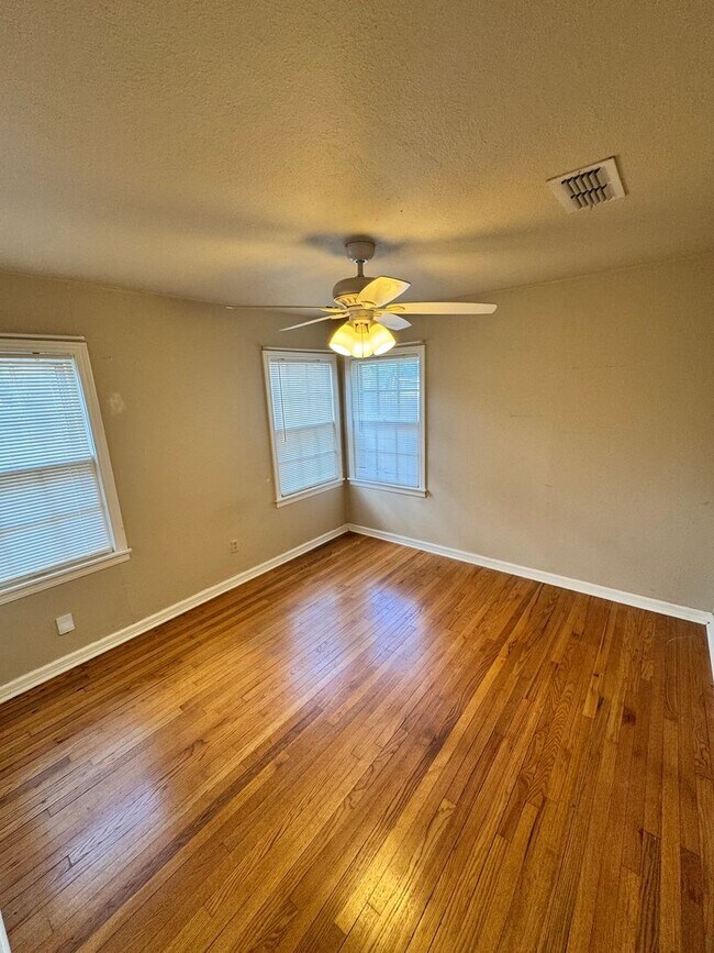 Building Photo - Charming 2 bedroom