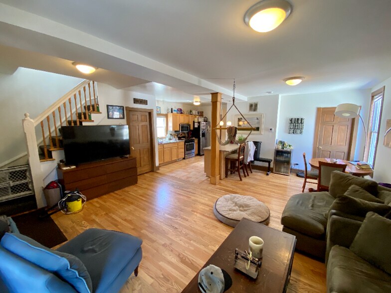 Building Photo - 1214 W Nelson St