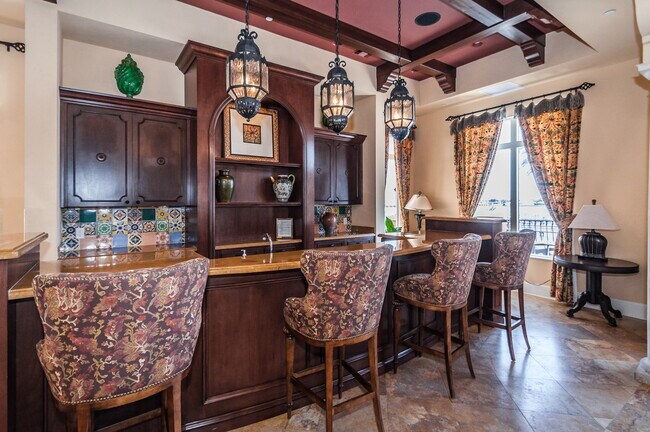 Building Photo - 521 Mandalay Ave