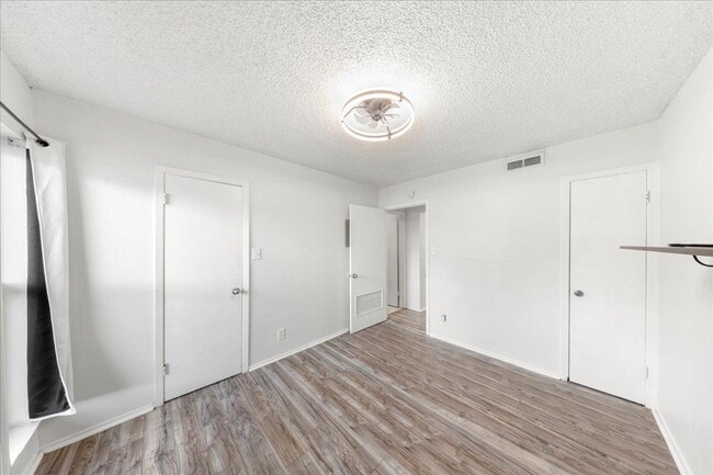 Building Photo - 2401 Manor Rd
