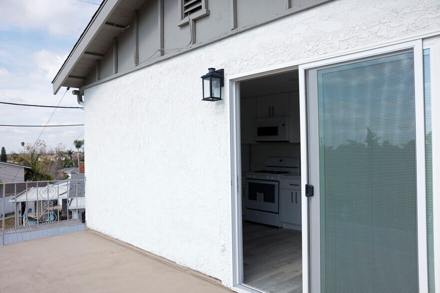 Building Photo - 4615 Lakeview Ave