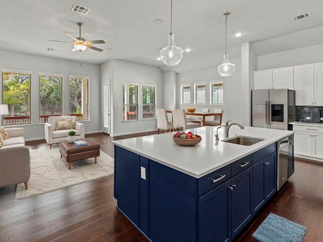 Building Photo - Modern updates and amenities but feels like home!