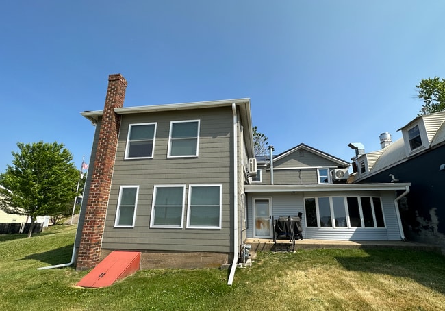 Building Photo - 104 S Main St